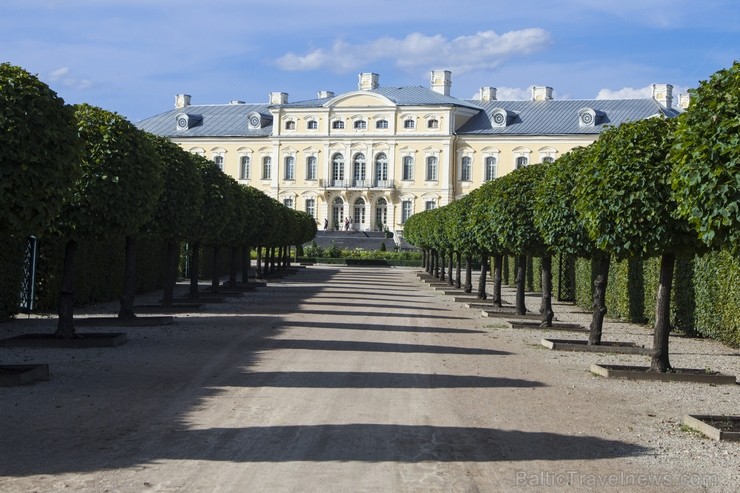 10 ha lielais baroka stila franču dārzs ir ievērojamākais vēsturiskais dārzs Baltijā. Dārzs tika ierīkots paralēli pils būvniecībai no 1736. līdz 1740 130462