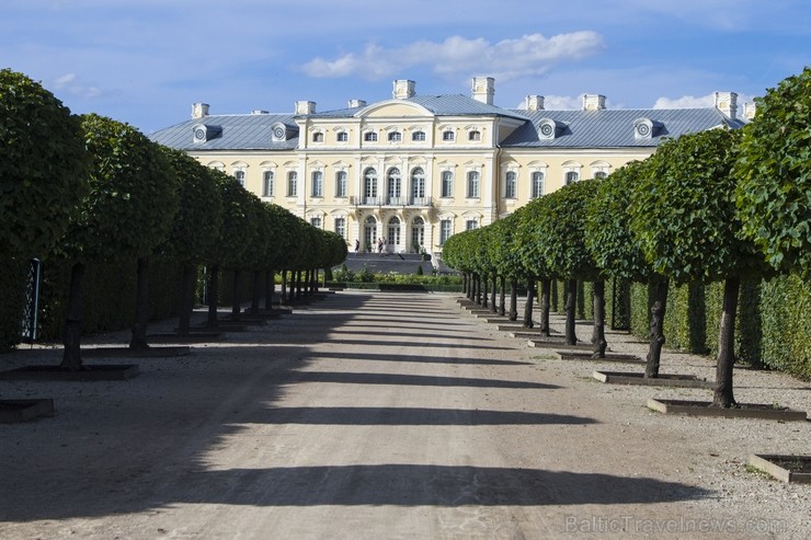 10 ha lielais baroka stila franču dārzs ir ievērojamākais vēsturiskais dārzs Baltijā. Dārzs tika ierīkots paralēli pils būvniecībai no 1736. līdz 1740 10 ha lielais baroka stila franču dārzs ir ievērojamākais vēsturiskais dārzs Baltijā. Dārzs tika ierīkots paralēli pils būvniecībai no 1736. līdz 1740 130462