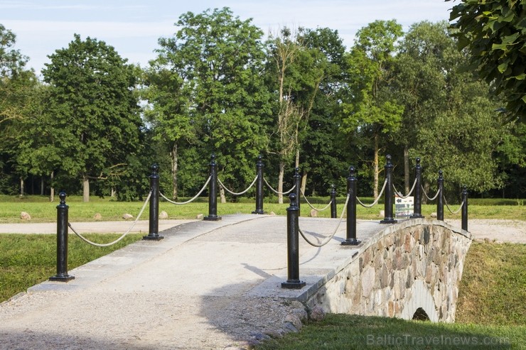 10 ha lielais baroka stila franču dārzs ir ievērojamākais vēsturiskais dārzs Baltijā. Dārzs tika ierīkots paralēli pils būvniecībai no 1736. līdz 1740 10 ha lielais baroka stila franču dārzs ir ievērojamākais vēsturiskais dārzs Baltijā. Dārzs tika ierīkots paralēli pils būvniecībai no 1736. līdz 1740 130476