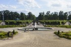 10 ha lielais baroka stila franču dārzs ir ievērojamākais vēsturiskais dārzs Baltijā. Dārzs tika ierīkots paralēli pils būvniecībai no 1736. līdz 1740 8