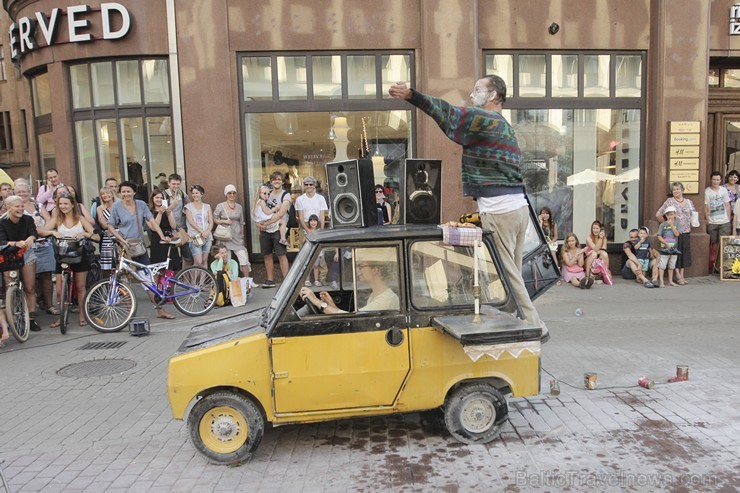 Rīgā aizvadīts vērienīgākais starptautiskais ielu mākslas un pasaules mūzikas festivāls «Re Re Rīga» 130521