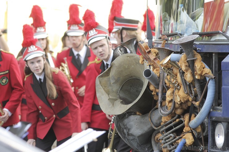 Rīgā aizvadīts vērienīgākais starptautiskais ielu mākslas un pasaules mūzikas festivāls «Re Re Rīga» 130535