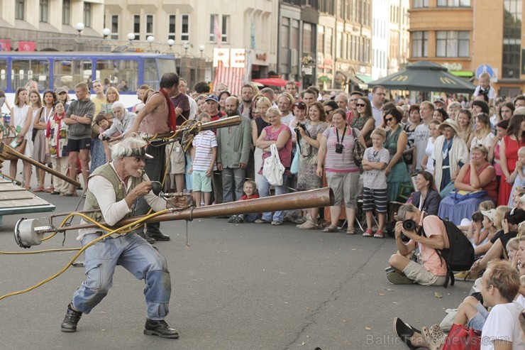 Rīgā aizvadīts vērienīgākais starptautiskais ielu mākslas un pasaules mūzikas festivāls «Re Re Rīga» 130539