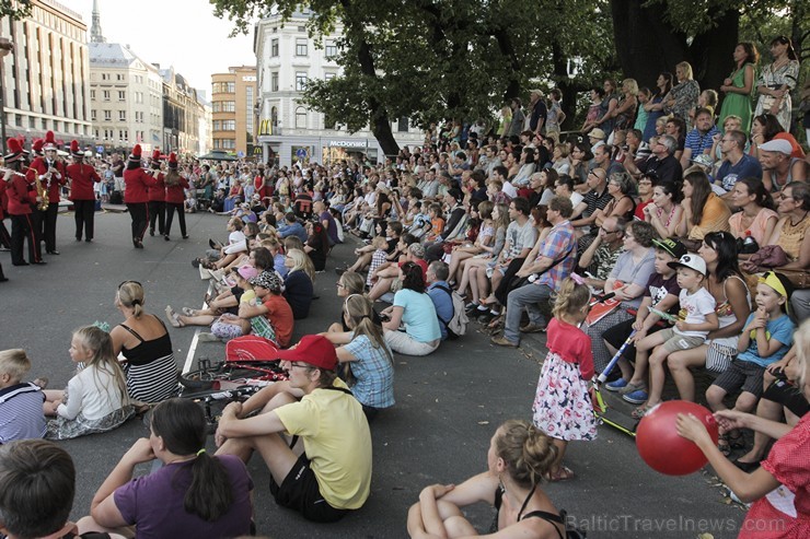 Rīgā aizvadīts vērienīgākais starptautiskais ielu mākslas un pasaules mūzikas festivāls «Re Re Rīga» 130543