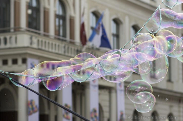 Pasaules apceļotājs Demians Zens no Argentīnas uz dažām dienām ieradies arī Rīgā, kur paspējis demonstrēt savas burbuļu pūšanas iemaņas 130676