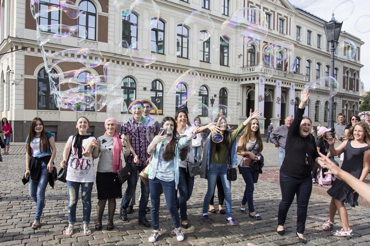 Pasaules apceļotājs Demians Zens no Argentīnas uz dažām dienām ieradies arī Rīgā, kur paspējis demonstrēt savas burbuļu pūšanas iemaņas 130678