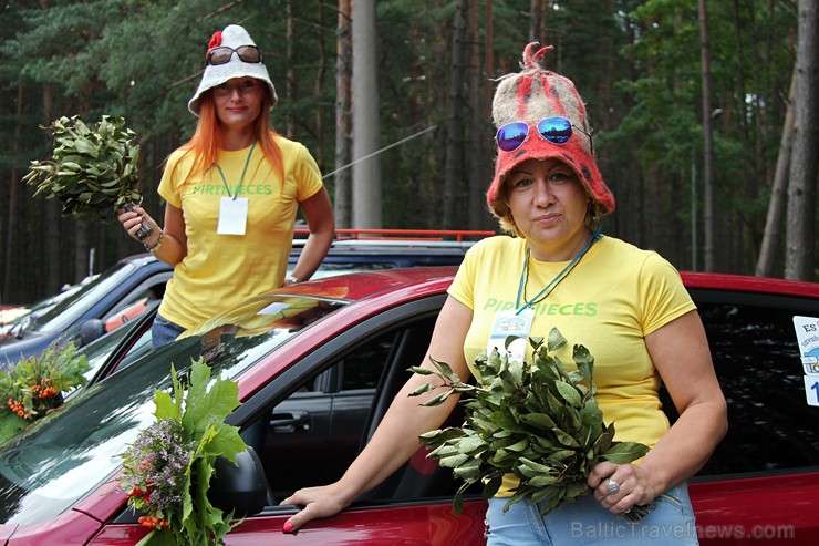 Daiļā dzimuma pārstāves piedalās košajā «Sieviešu rallijā Jūrmala 2014» 131701