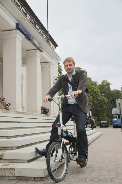 BalticTravelnews.com direktors Aivars Mackevičs ar saliekamo velosipēdu Tern Link C7 apceļo Cēsis BalticTravelnews.com direktors Aivars Mackevičs ar saliekamo velosipēdu Tern Link C7 apceļo Cēsis 132465