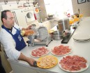Mišelina zvaigznes šefpavārs Alberto Roseti prezentē pasaulē pazīstamo Parmas sieru jeb parmezānu (Parmigiano Reggiano) un Parmas šķiņķi (Prosciutto d 5