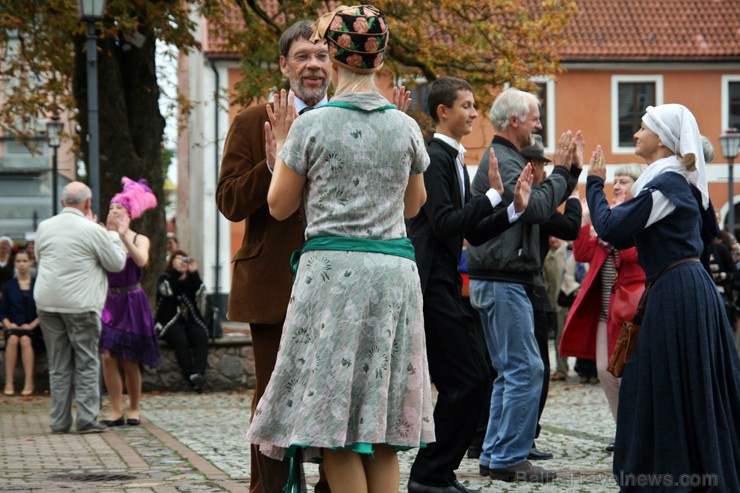 Rožu laukumā dejotāji mācīja senas dejas soļus arī pasākuma viesiem. 133893