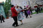 Tērpušies pagājušo gadsimtu drēbēs, cēsinieki priecēja pilsētas iedzīvotājus un viesus ar dejām un ekskursijām vecpilsētā. 27