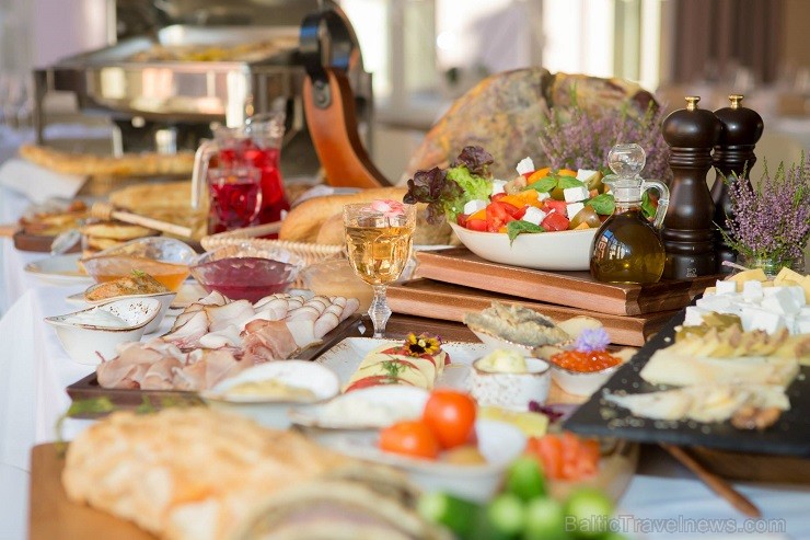 Restorānā Locale ik svētdienu pulksten 12.00-16.00 notiks vēlās brokastis, kad par izsmalcinātas garšas ēdieniem parūpēsies šefpavārs Andrea Bressan. Restorānā Locale ik svētdienu pulksten 12.00-16.00 notiks vēlās brokastis, kad par izsmalcinātas garšas ēdieniem parūpēsies šefpavārs Andrea Bressan. 135169