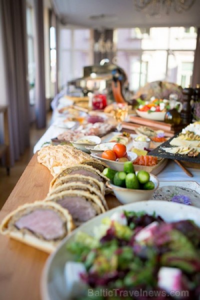 Restorānā Locale ik svētdienu pulksten 12.00-16.00 notiks vēlās brokastis, kad par izsmalcinātas garšas ēdieniem parūpēsies šefpavārs Andrea Bressan. Restorānā Locale ik svētdienu pulksten 12.00-16.00 notiks vēlās brokastis, kad par izsmalcinātas garšas ēdieniem parūpēsies šefpavārs Andrea Bressan. 135172