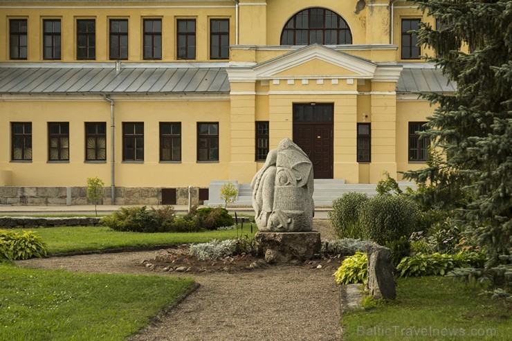 Gulbenes dzelzceļa stacija ir viena no lielākajām un greznākajām dzelzceļa staciju ēkām Latvijā Gulbenes dzelzceļa stacija ir viena no lielākajām un greznākajām dzelzceļa staciju ēkām Latvijā 135589