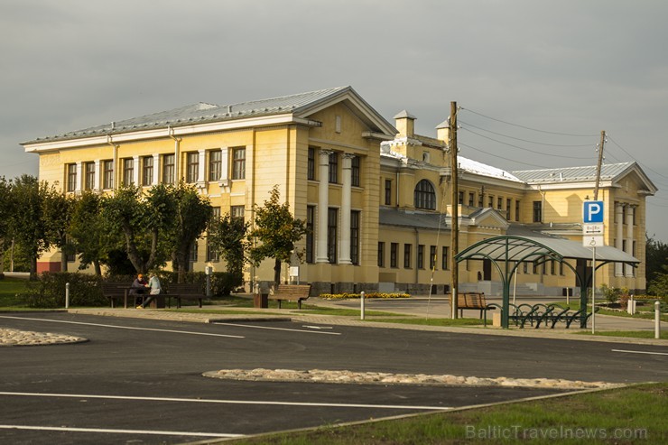 Gulbenes dzelzceļa stacija ir viena no lielākajām un greznākajām dzelzceļa staciju ēkām Latvijā Gulbenes dzelzceļa stacija ir viena no lielākajām un greznākajām dzelzceļa staciju ēkām Latvijā 135590