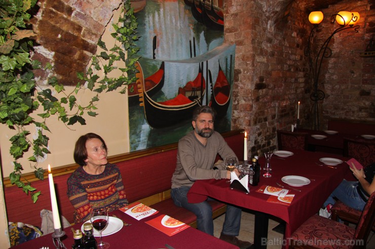 Rīgā, Kaļķu ielā 6, notika Itāļu šefpavāru meistarklases demonstrējumi restorānā Il Patio. Tika servēta marinēta zobenzivs, kartupeļu sacepums ar asto 135977