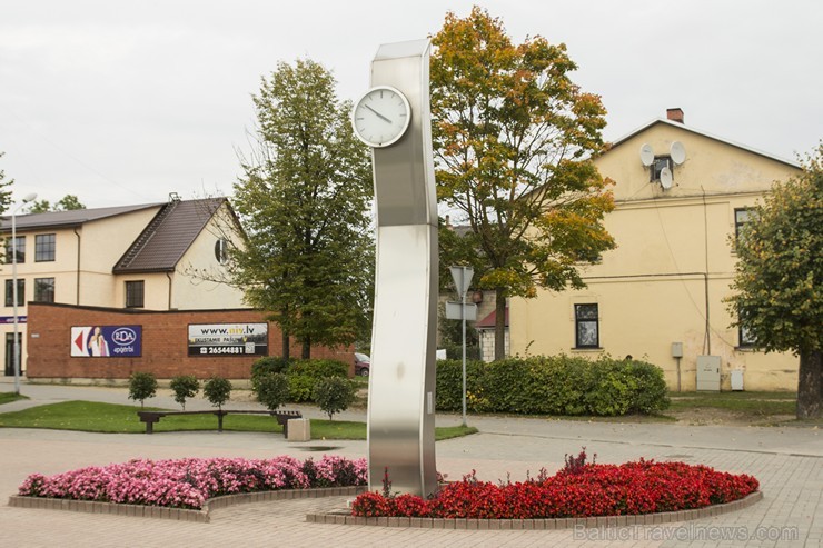 1999.gadā uzņēmēju pilsētai dāvinātais pulkstenis (pilsētas centrā) kļuvis par vienu no Gulbenes simboliem 136586