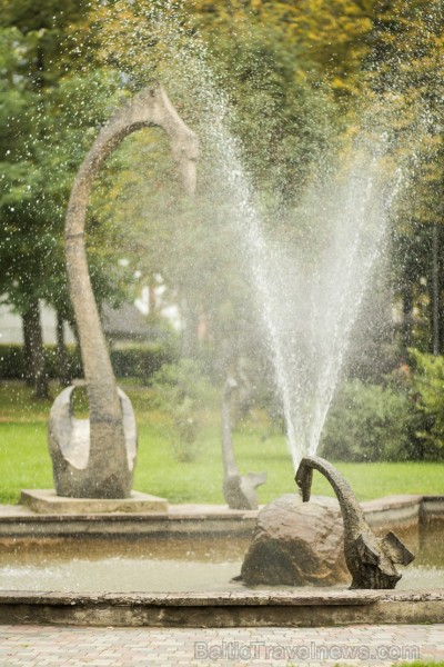 J.Zariņa veidotās bronzas gulbīšu skulptūras un strūklaka. Populāra fotografēšanās vieta 136598
