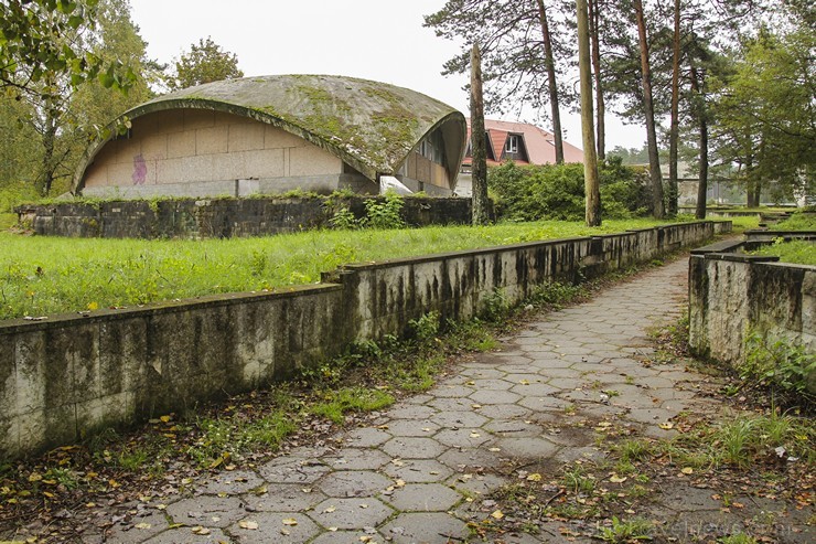 Savulaik tik populārā restorāna Sēnīte ēkas Vidzemes šosejā pie pagrieziena uz Murjāņiem pamazām pārvēršas par graustiem Savulaik tik populārā restorāna Sēnīte ēkas Vidzemes šosejā pie pagrieziena uz Murjāņiem pamazām pārvēršas par graustiem 137023