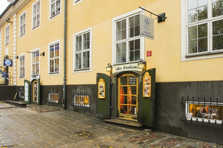 Vēsturiskajās ēkās mīt dažādi restorāni un bāri, kā arī kafejnīcas, iespējams nodoties skaistumkopšanas un SPA procedūrām, iegādāties Latvijai tipisku 137125