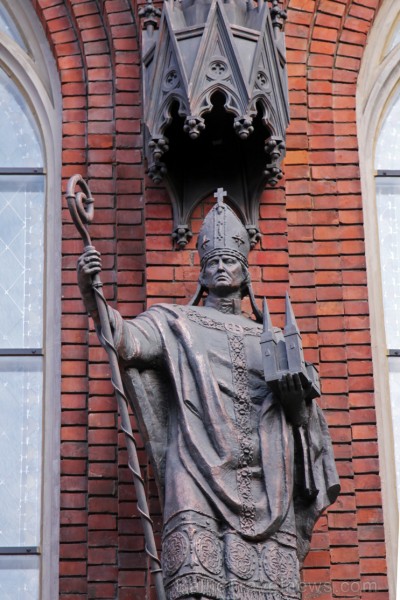 Bīskapam Albertam veltīta skulptūra. 137200