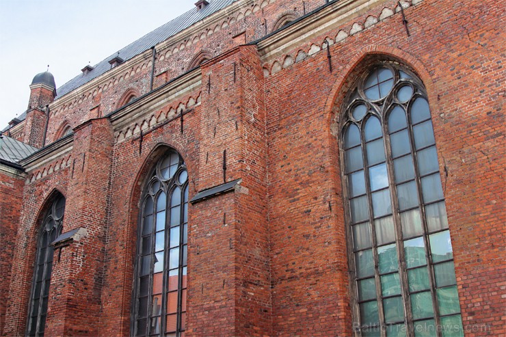 Rīgas Svētā Pētera baznīca ir viena no vecākajām un vērtīgākajām viduslaiku arhitektūras celtnēm Baltijā. Tā atrodas Rīgas vēsturiskajā centrā, kas 19 Rīgas Svētā Pētera baznīca ir viena no vecākajām un vērtīgākajām viduslaiku arhitektūras celtnēm Baltijā. Tā atrodas Rīgas vēsturiskajā centrā, kas 19 137212