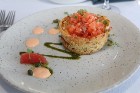 Pārdaugavas restorāns «Hercogs Fabrika» piedāvā jahtas izbraucienu ar romantiskām vakariņām pārim vai arī grupai 66