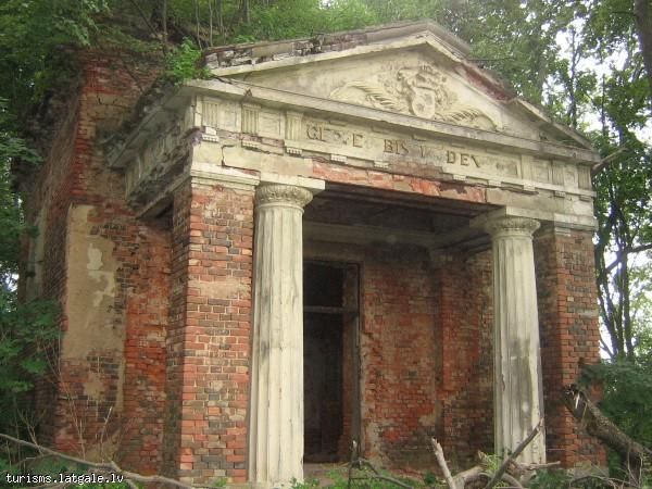 Brigenes-muizas-mauzolejs-kaplica 
