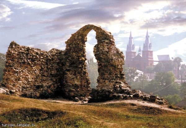 Livonijas-ordena-bruninieku-pilsdrupas 