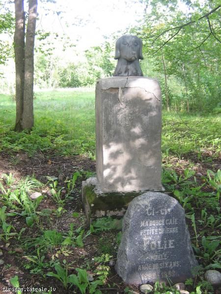 Piemineklis-grafienes-sunitei-Folijai 