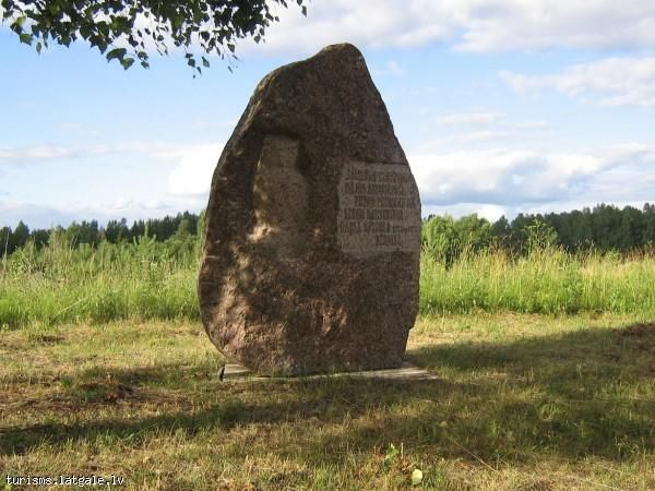 Rakstnieka-un-ornitologa-Karla-Grigula-pieminas-akmens 