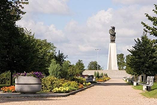 Piemineklis_boja_gajusajiem_jurniekiem 